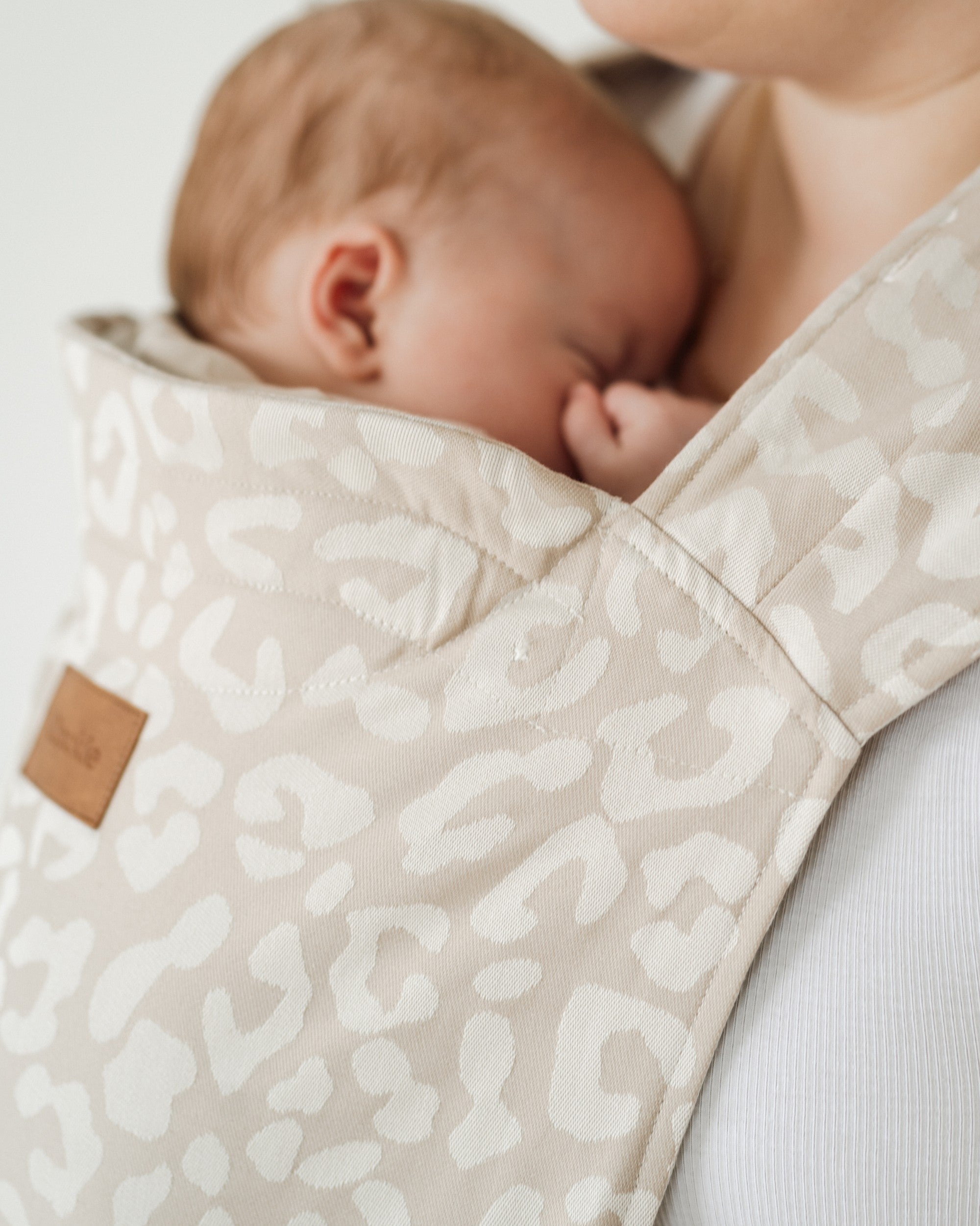 Qookie Vario - Full Buckle Babytrage - Leo Beige