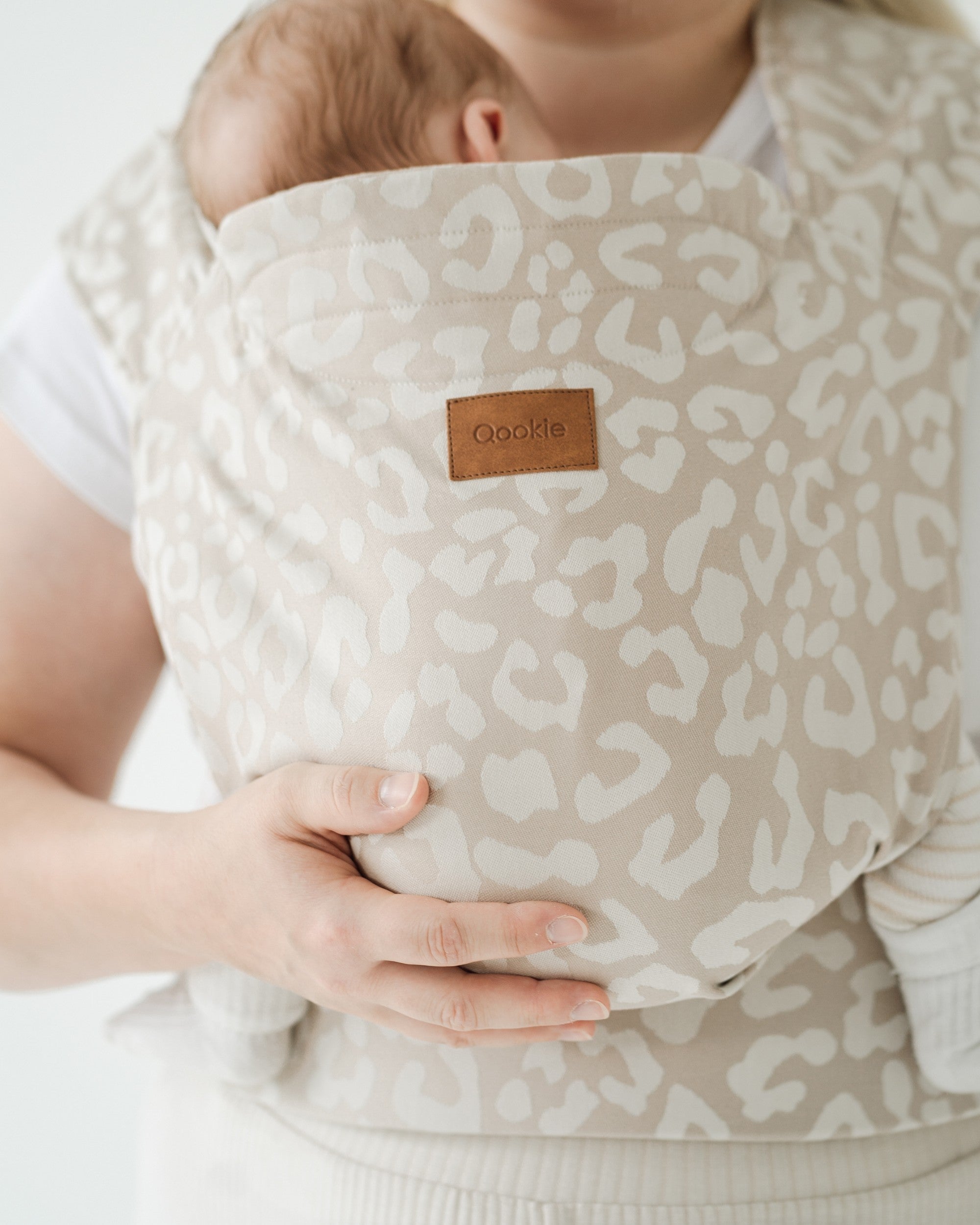 Qookie Vario - Full Buckle Babytrage - Leo Beige